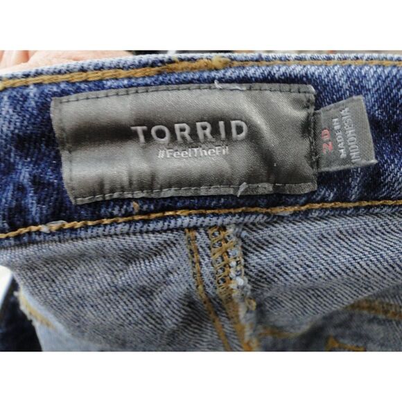 Torrid feel the fit distressed hem Medium wash denim shorts 20 - Picture 4 of 4
